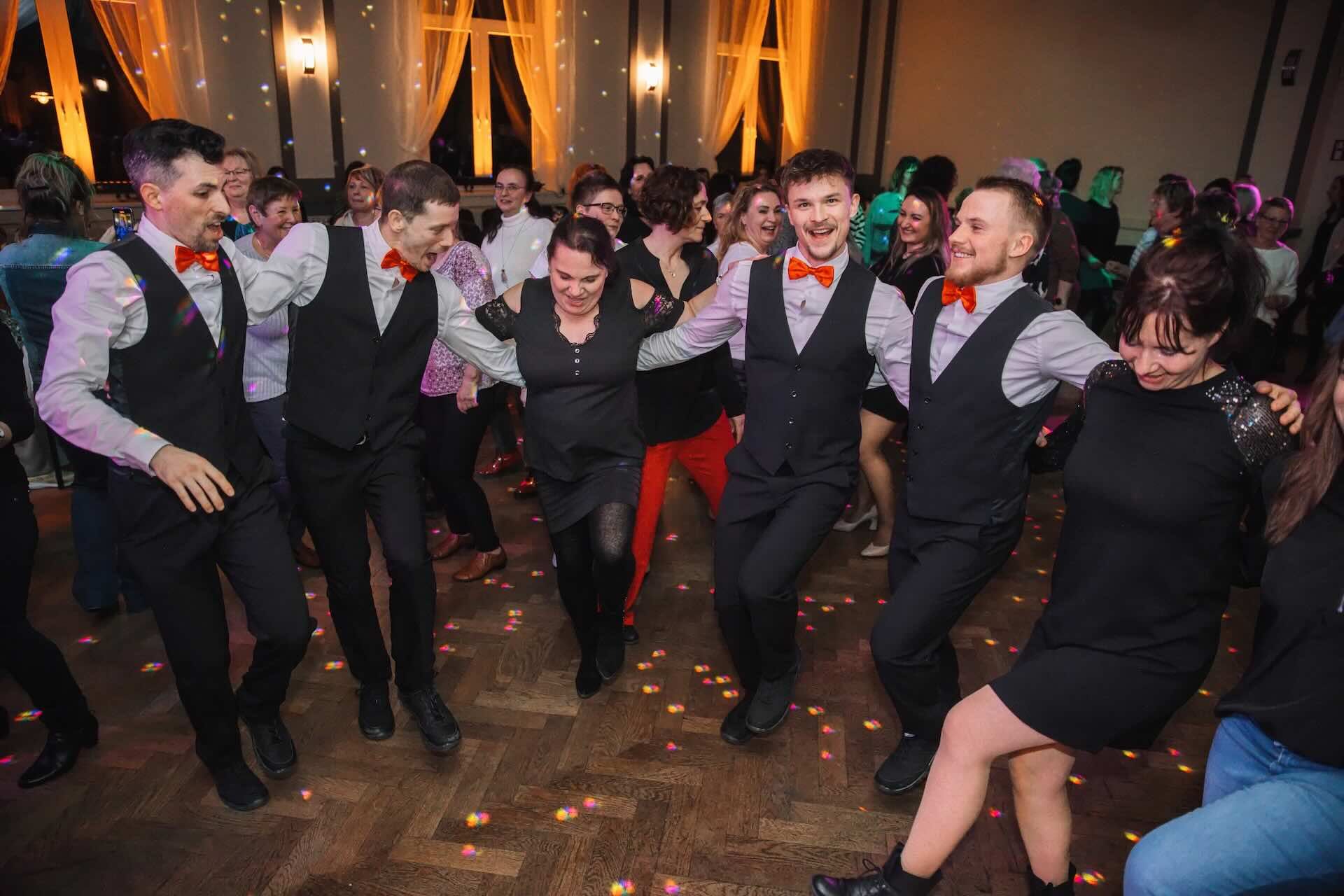 Show Waiters tanzen mit Gästen auf einer Veranstaltung.