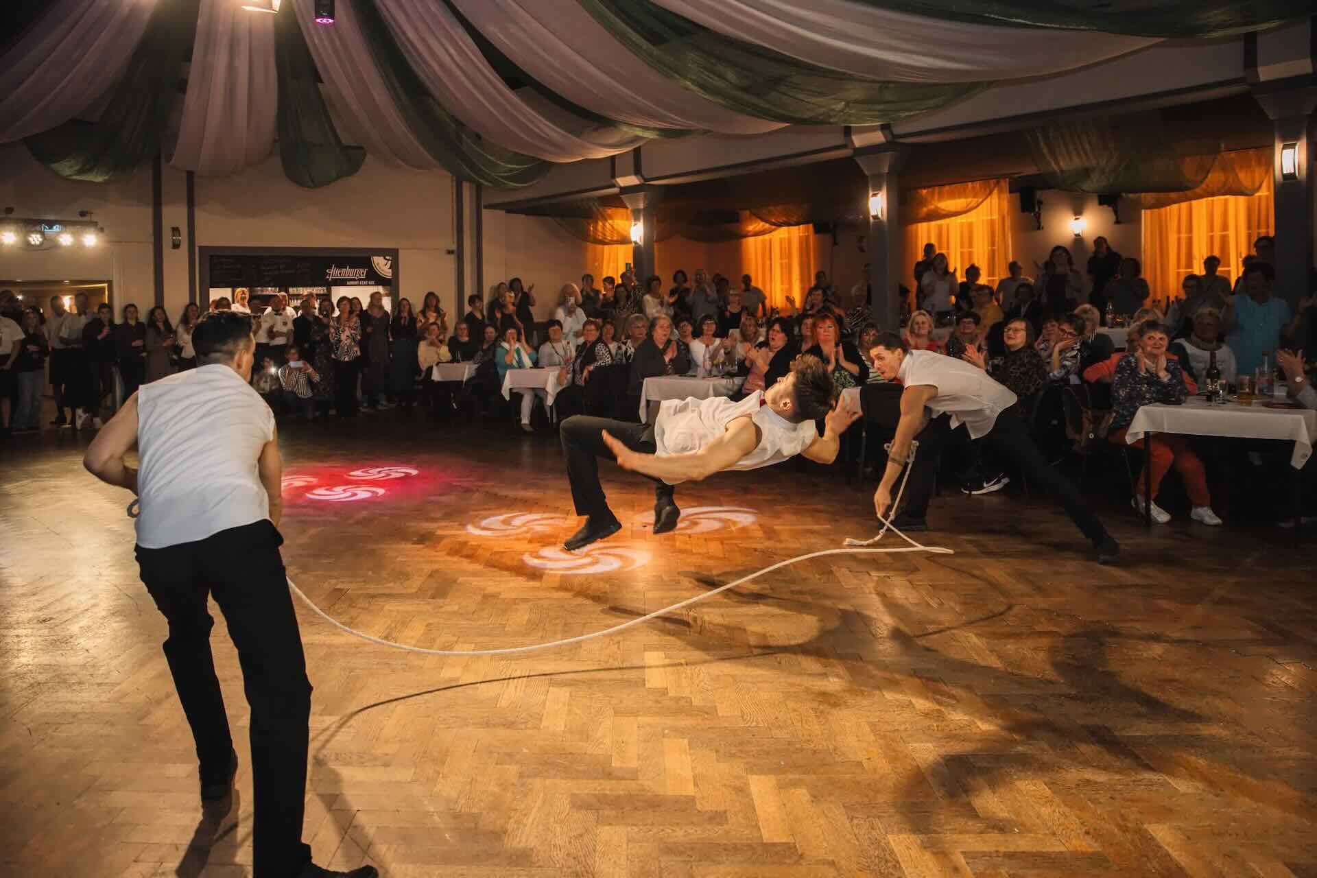 Die Show Waiters treten vor einem begeisterten Publikum auf.